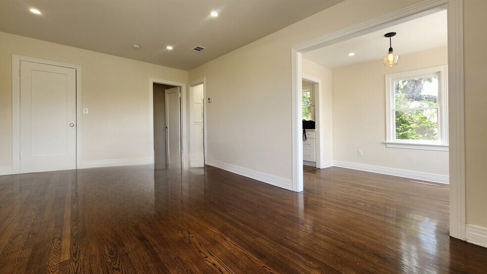 More Photos Of 3331 Hamilton Way, Los Angeles Apartments For Sale