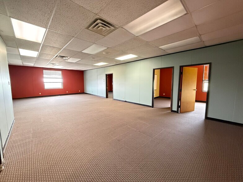 More Photos Of 1606 Headway Cir, Austin Light Manufacturing For Lease