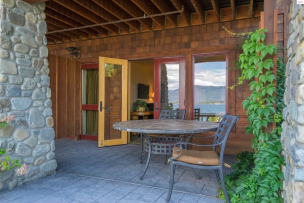 More Photos Of 51 Lakeshore Dr, Sagle Hotel For Sale