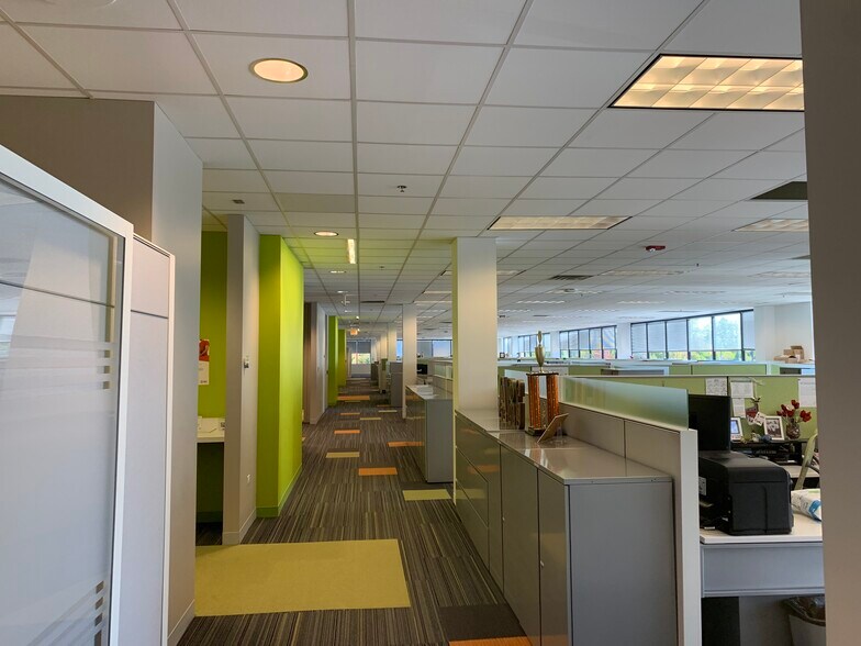 More Photos Of 75 N Fairway Dr, Vernon Hills Office For Sale