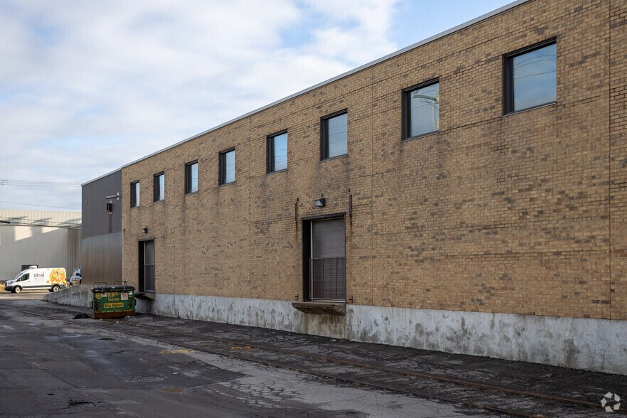 More Photos Of 127-155 Montée de Liesse, Montréal Warehouse For Lease