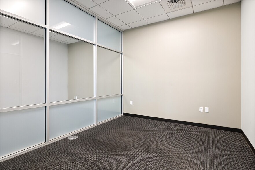 More Photos Of 2635 Wilshire Blvd, Santa Monica Bank For Lease