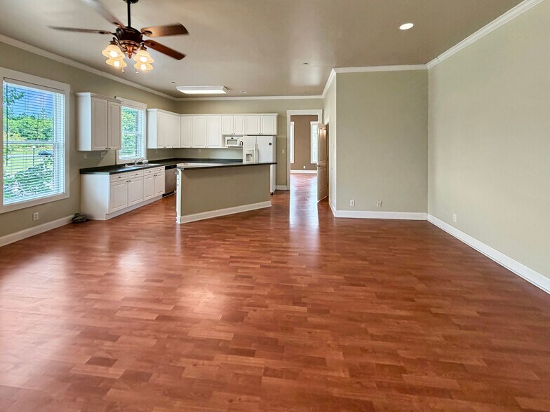 More Photos Of 208 Centre St, Pleasant View Office For Sale