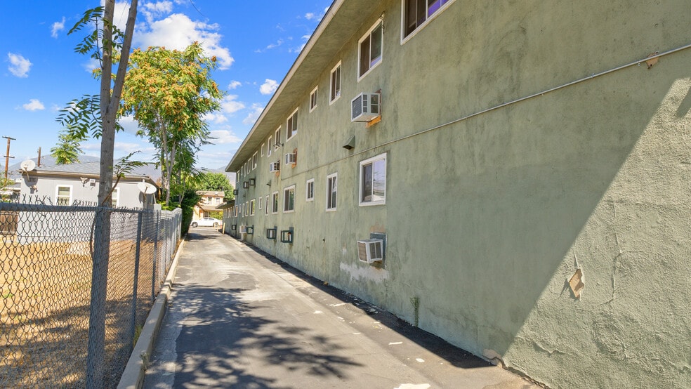 More Photos Of 555 W 25th St, San Bernardino Apartments For Sale