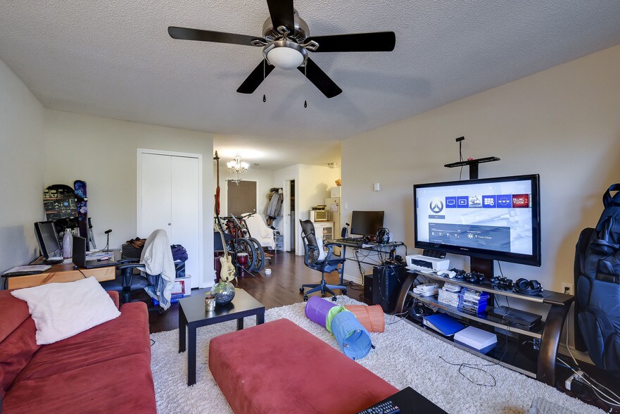 More Photos Of 9103 Glover Rd, Langley Storefront Retail Residential For Lease