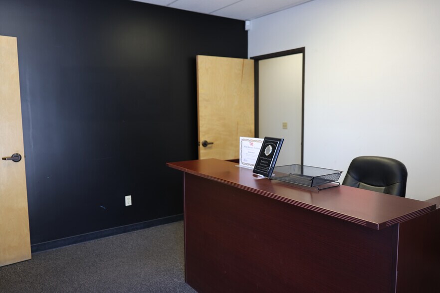 More Photos Of 2850 N California St, Burbank Warehouse For Lease