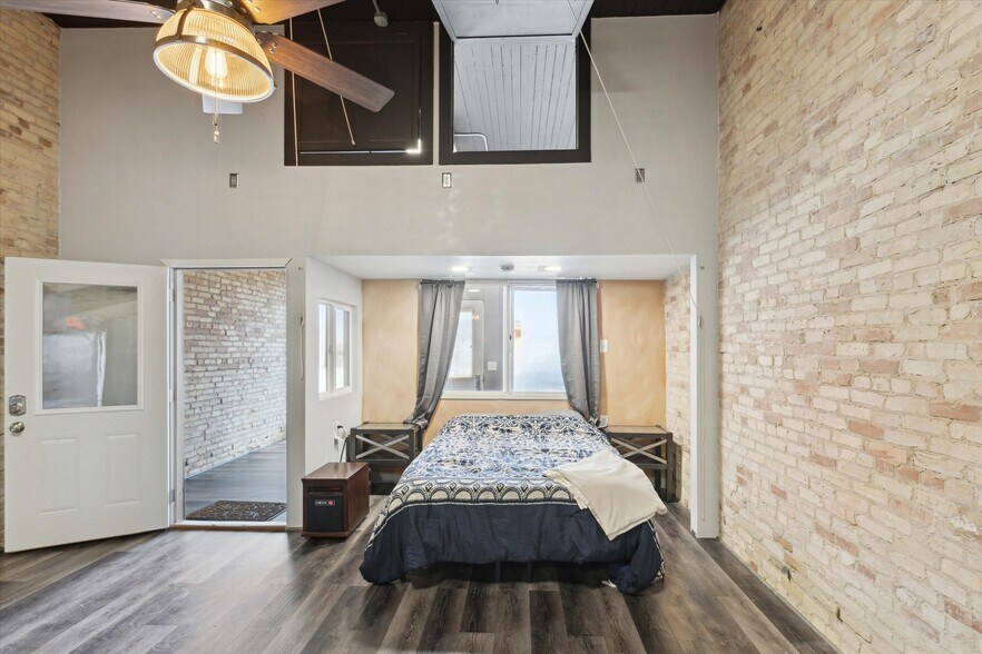 More Photos Of 1017 Washington Ave, Bay City Storefront Retail Residential For Sale