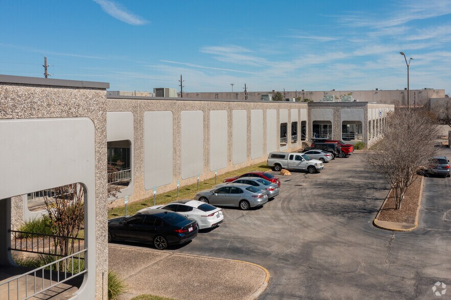 More Photos Of 16820 Barker Springs Rd, Houston Unknown For Lease