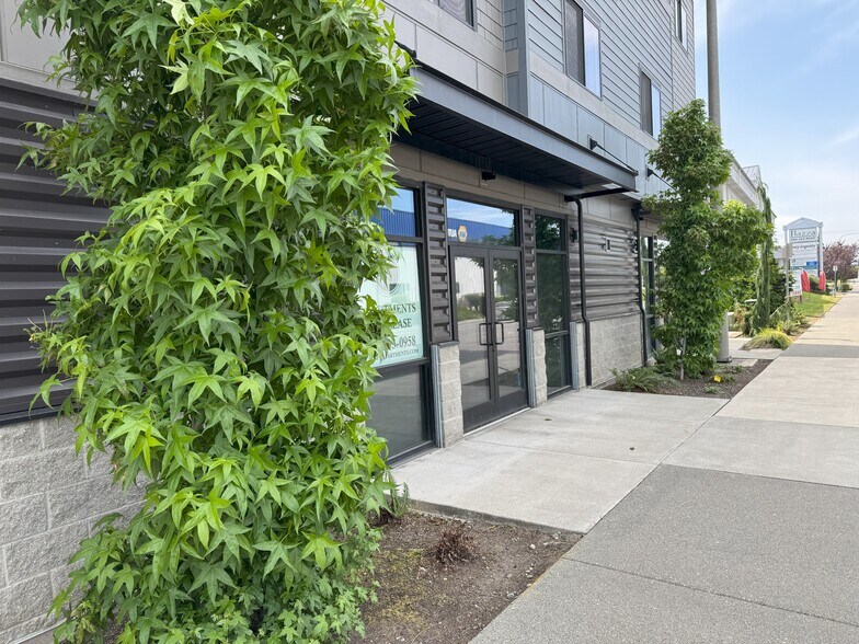 More Photos Of 200 E George Hopper Rd, Burlington Storefront Retail Office For Lease