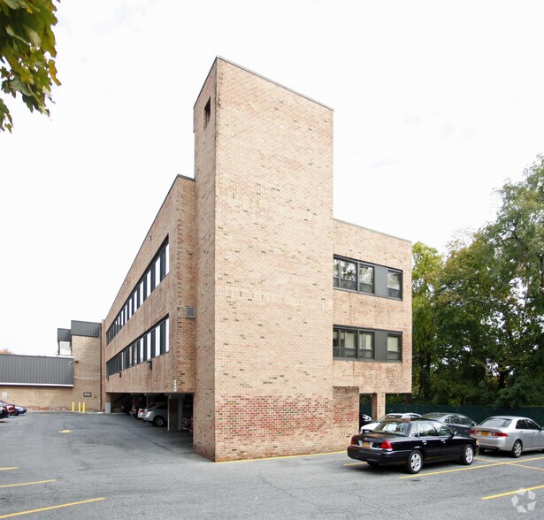 More Photos Of 77 Quaker Ridge Rd, New Rochelle General Retail For Lease