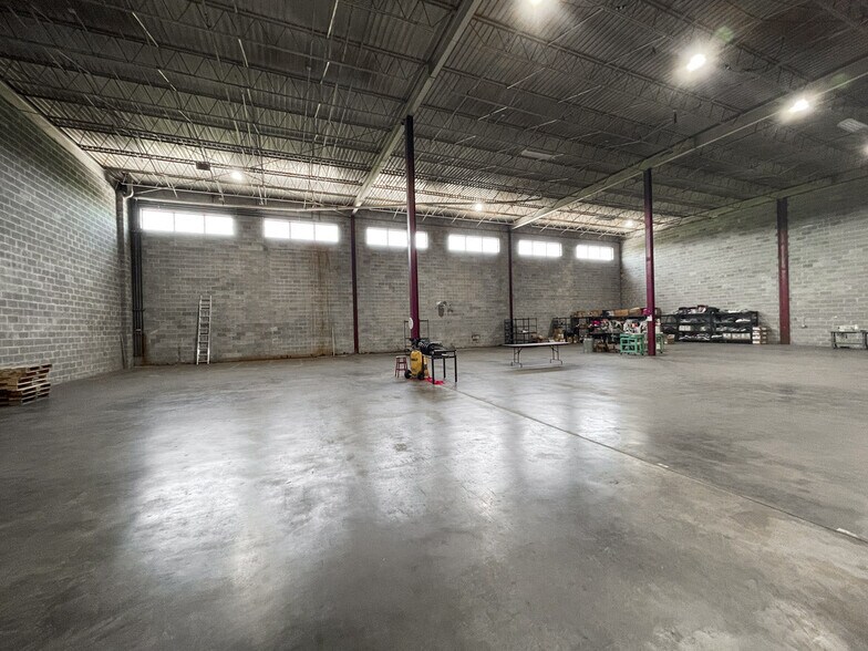 More Photos Of 2836 Dug Hill Rd, Huntsville Distribution For Lease