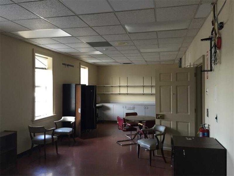 More Photos Of 102 E Main St, Cartersville Bank For Lease