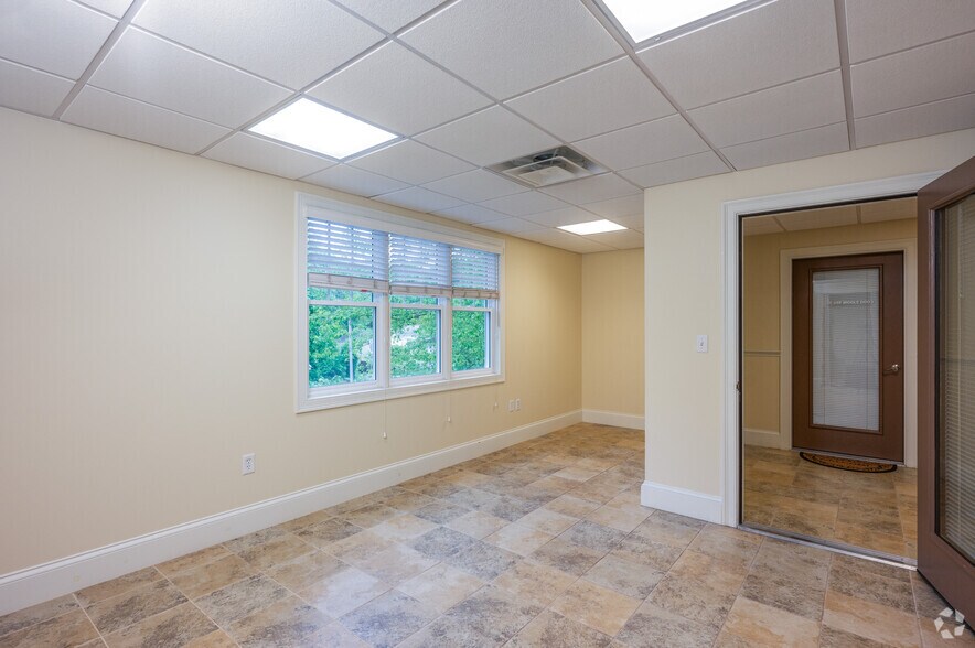 More Photos Of 68 Evergreen St, Kingston Medical For Sale