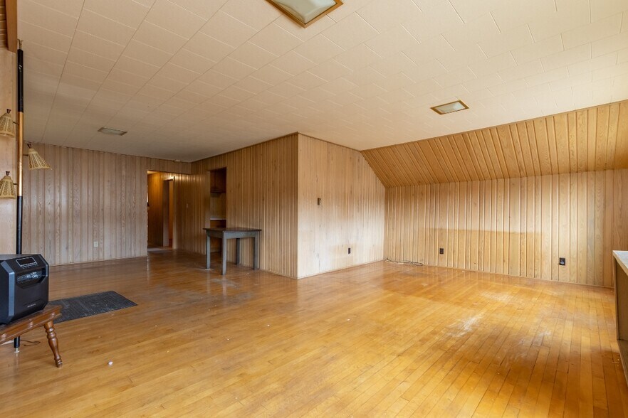 More Photos Of 740 Washington St, Wausau Bar For Sale