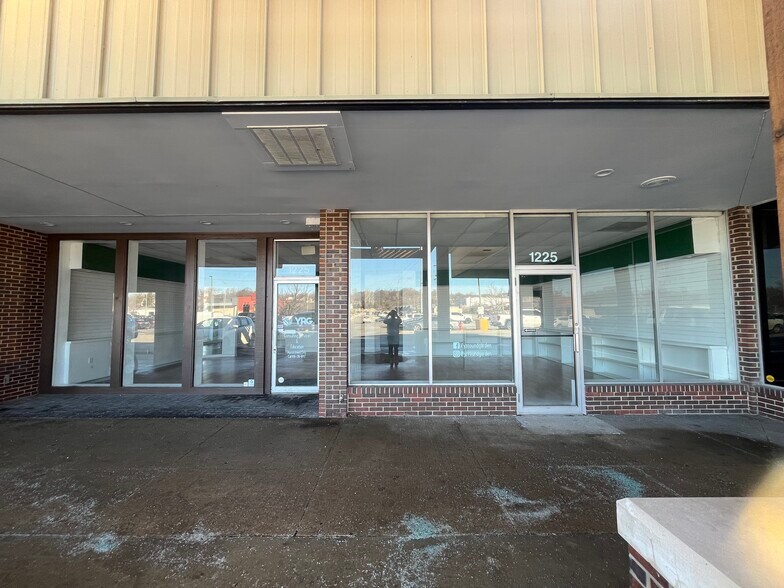 More Photos Of 1201-1313 W 103rd St, Kansas City Unknown For Lease