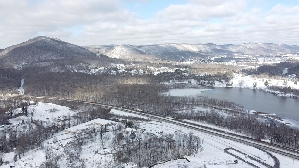 More Photos Of 124 Woods Ave, Caryville Hotel For Sale