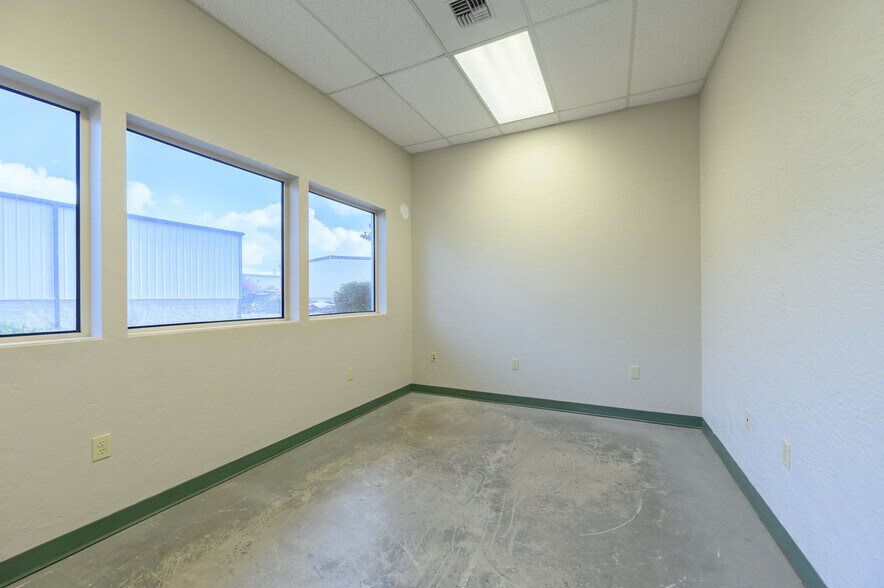 More Photos Of 3200 NE Rivergate St, Mcminnville Service For Sale