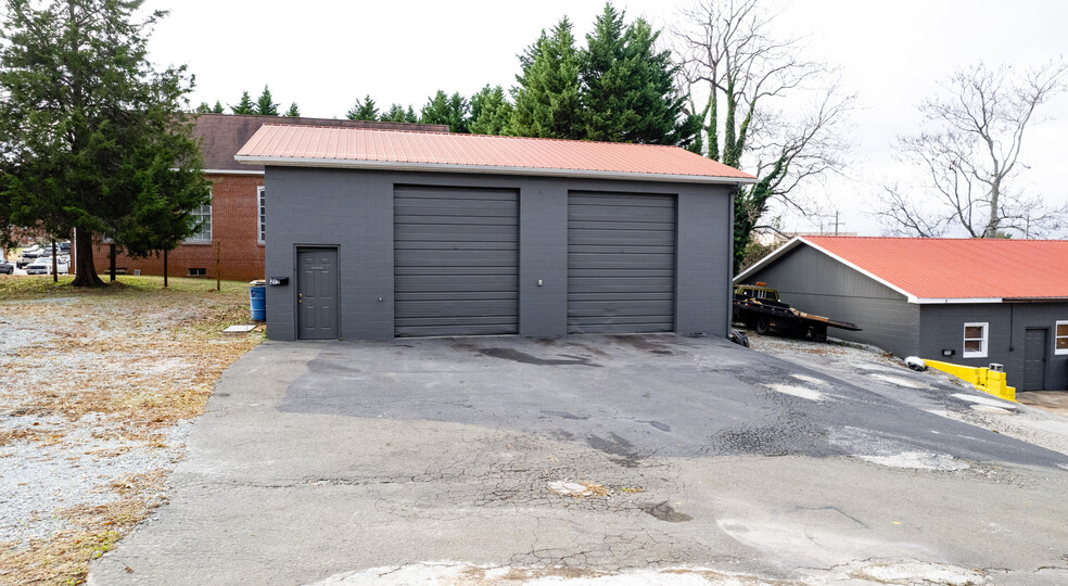 Primary Photo Of 223-225 N Lamar St, Roxboro Auto Repair For Lease