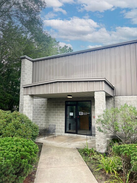 More Photos Of 340 Commerce Way, Pembroke Manufacturing For Lease