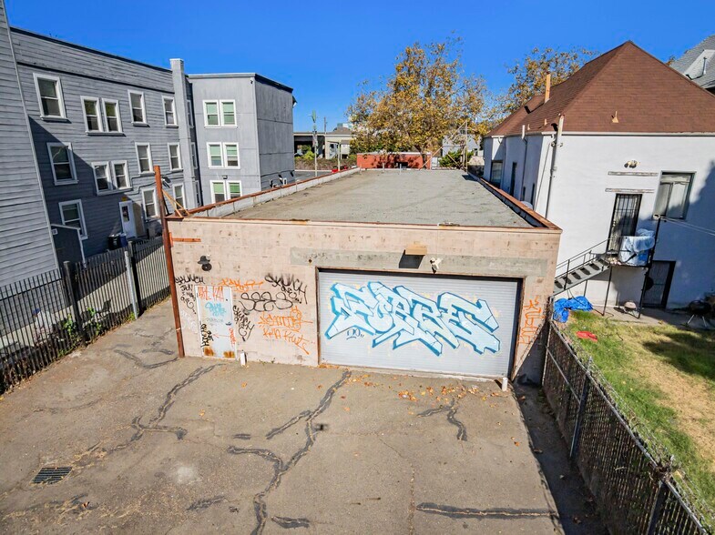 More Photos Of 635 W Grand Ave, Oakland Freestanding For Sale
