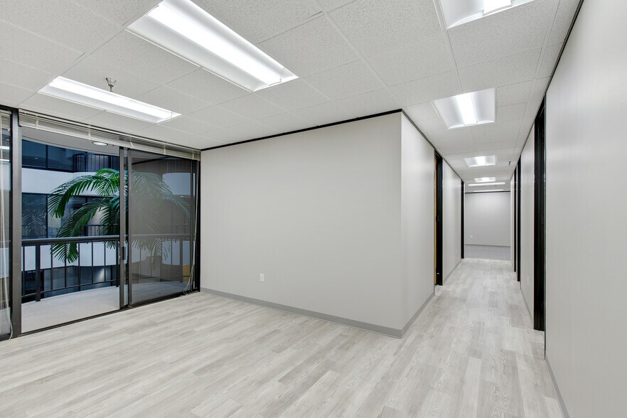 More Photos Of 1880 Dairy Ashford Rd, Houston Office For Lease