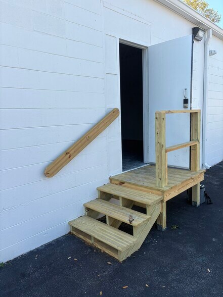 More Photos Of 411 Clearlake Rd, Cocoa Service For Lease