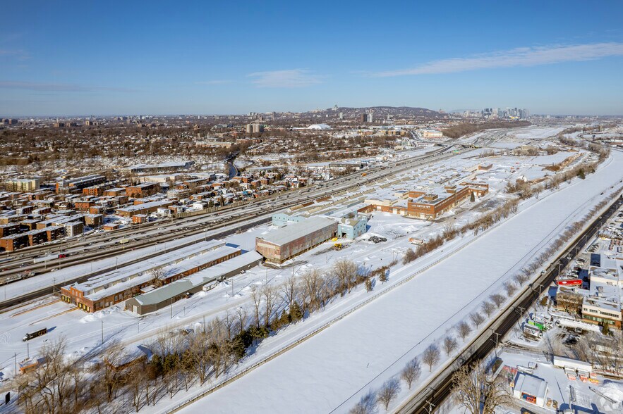 More Photos Of 300 Rue de la Berge-du-Canal, Montréal Warehouse For Lease