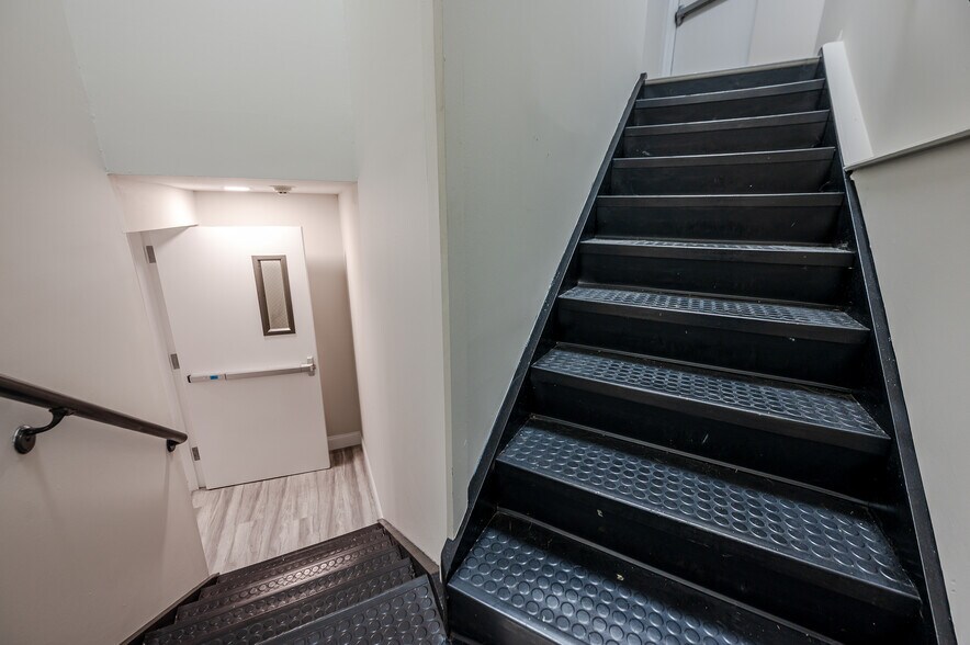 More Photos Of 4 Weber Ave, Malverne Storefront Retail Office For Lease