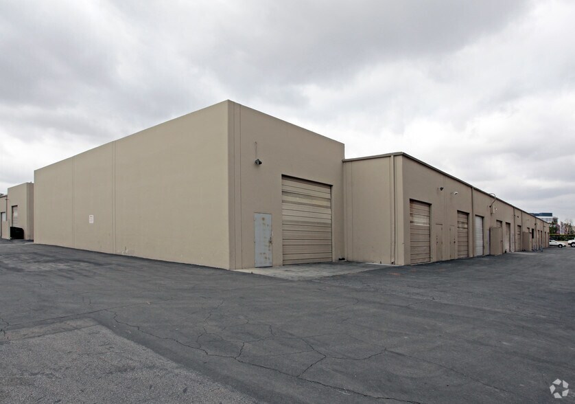 More Photos Of 3801-3815 S Main St, Santa Ana Unknown For Lease