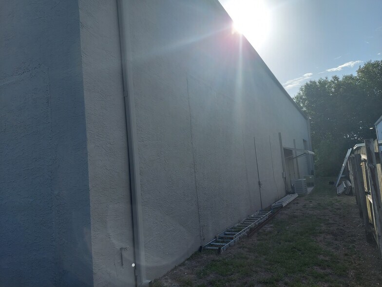 More Photos Of 131 Scarlett Blvd, Oldsmar Warehouse For Lease