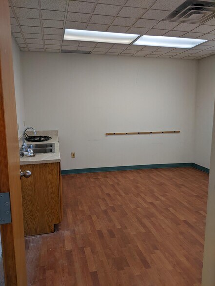 More Photos Of 50 Skeeter, Washington Township Showroom For Lease