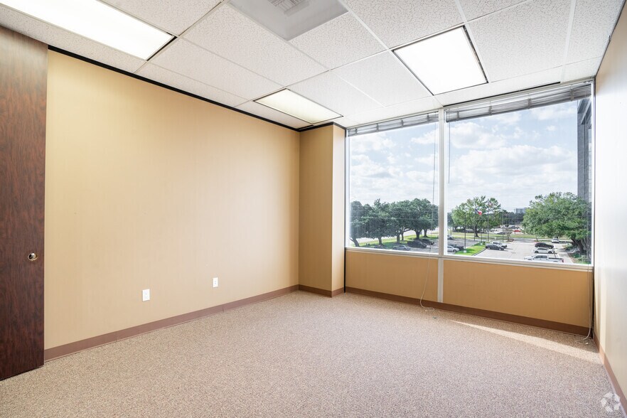 More Photos Of 397 N Sam Houston Pky E, Houston Office For Sale