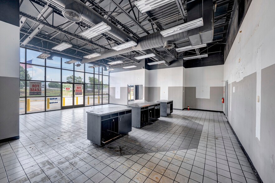 More Photos Of 17313 North Fwy, Houston Auto Repair For Sale