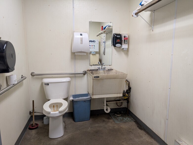 More Photos Of 400 Blackburn St, Ripon Specialty For Sale