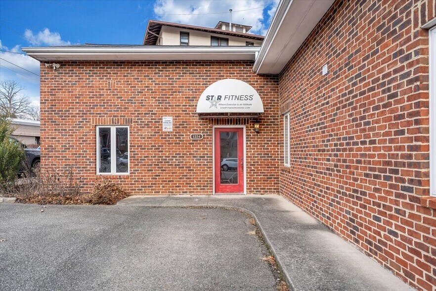 More Photos Of 1234 Maple Ave SW, Roanoke Office For Sale
