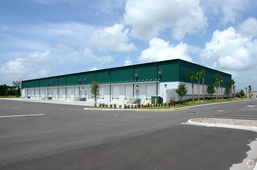 Primary Photo Of 1750-1764 Business Center Ln, Kissimmee Distribution For Lease