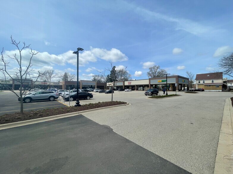 More Photos Of 404-444 N Lake St, Mundelein Unknown For Lease