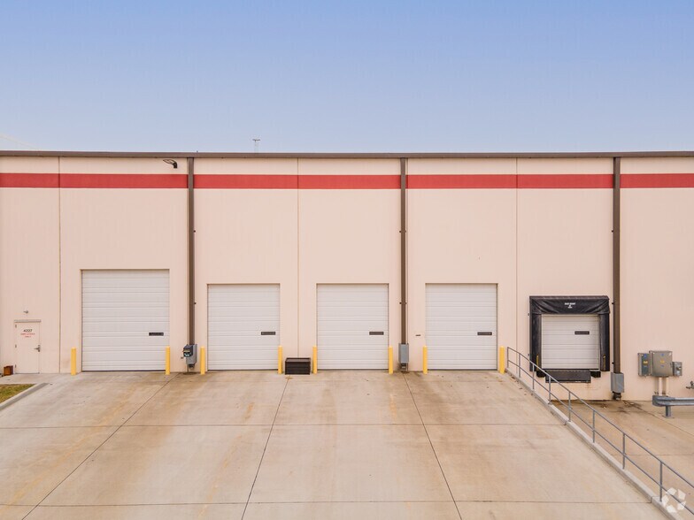 More Photos Of 4207-4227 Earth City Expy, Earth City Warehouse For Lease