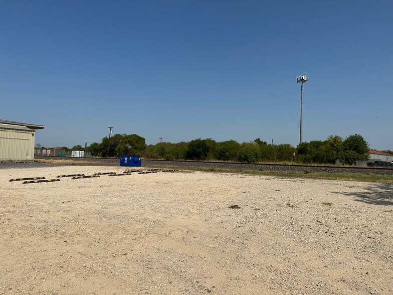 More Photos Of 200-232 W New Braunfels St, Seguin Warehouse For Lease