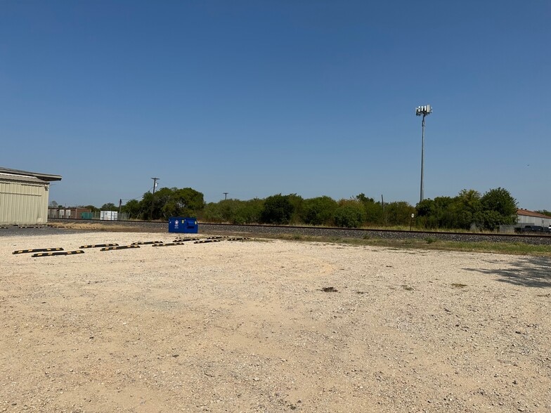 More Photos Of 200-232 W New Braunfels St, Seguin Warehouse For Lease