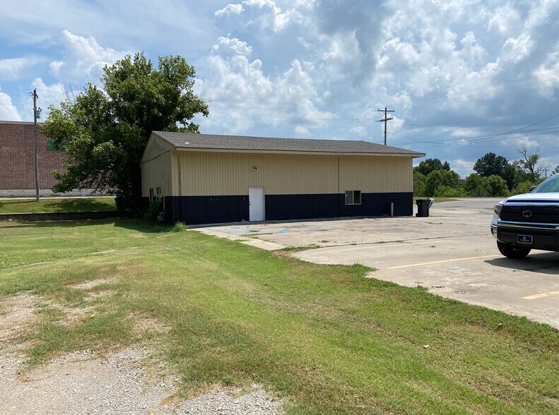 More Photos Of 209 E Taft Ave, Sapulpa Auto Repair For Lease