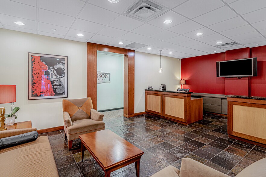 More Photos Of 5384 Poplar Ave, Memphis Office For Lease