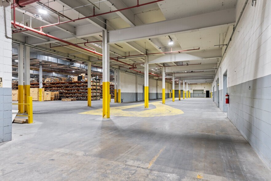 More Photos Of 327 Lewis St, Oxford Distribution For Lease