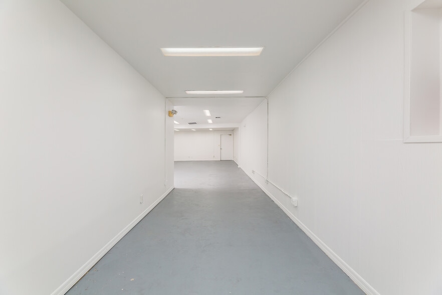 More Photos Of 128 Tomahawk Dr, Indian Harbour Beach Warehouse For Lease