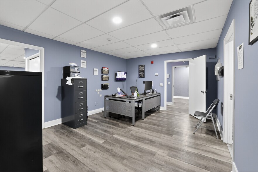 More Photos Of 1501 N Walnut St, Wilmington Office For Sale