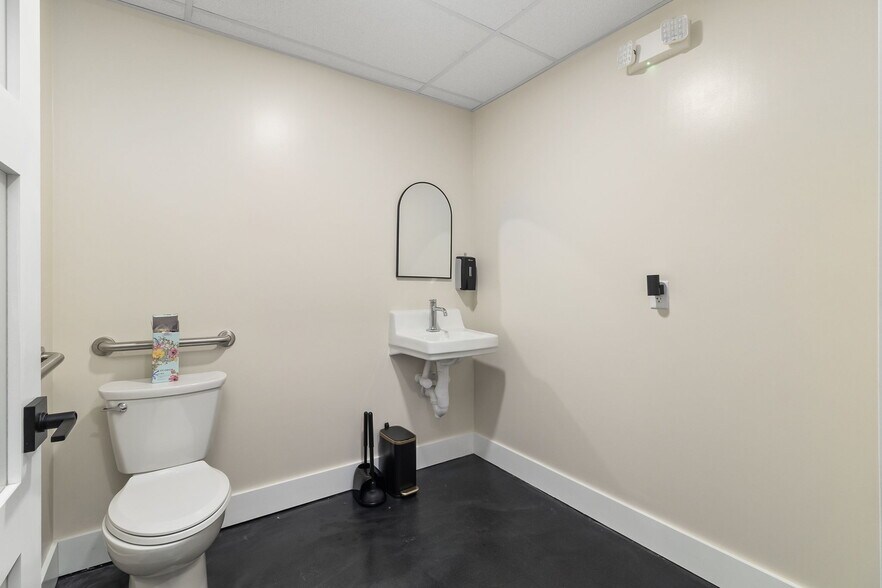 More Photos Of 1900 Tamiami Trl, Punta Gorda Office For Sale