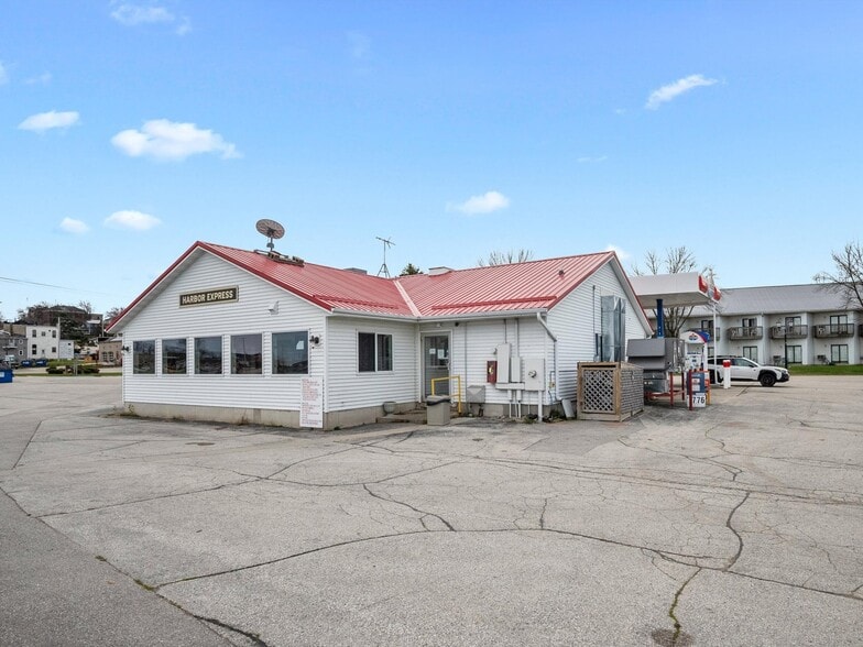 More Photos Of 202 Milwaukee St, Kewaunee Service Station For Sale