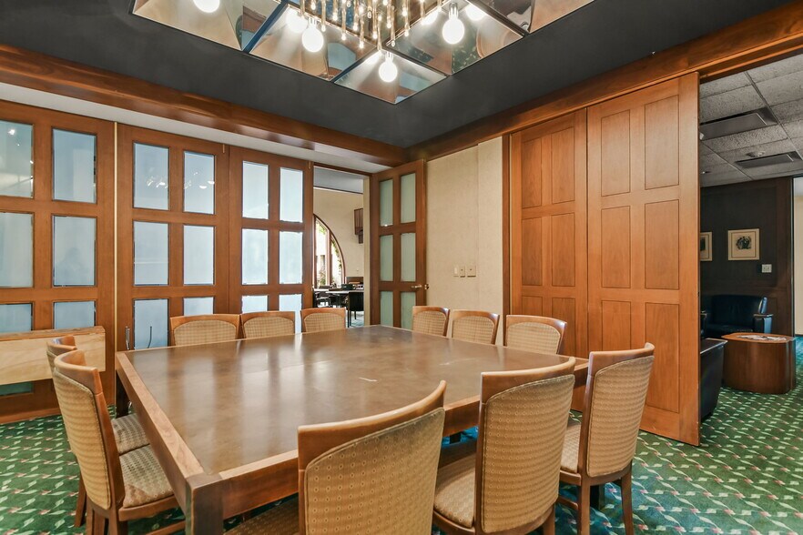 More Photos Of 227 E Adams St, Springfield Flex For Sale