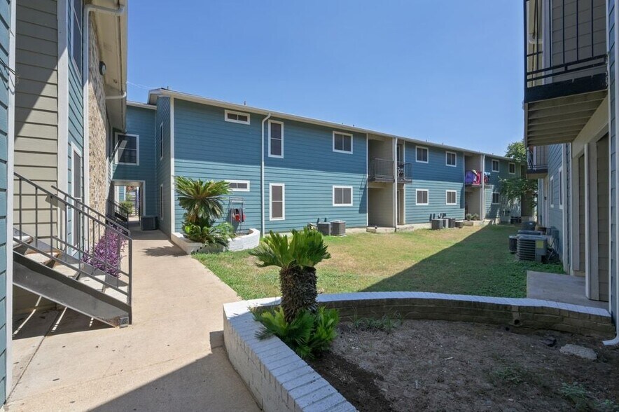More Photos Of 829 Park Plz, Austin Apartments For Sale