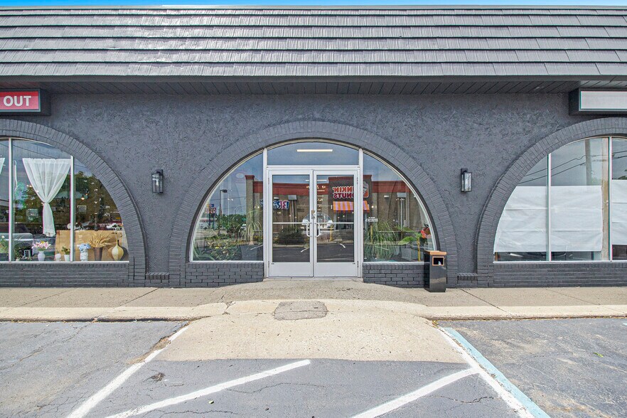 More Photos Of 1800 W 14 Mile Rd, Royal Oak Freestanding For Lease